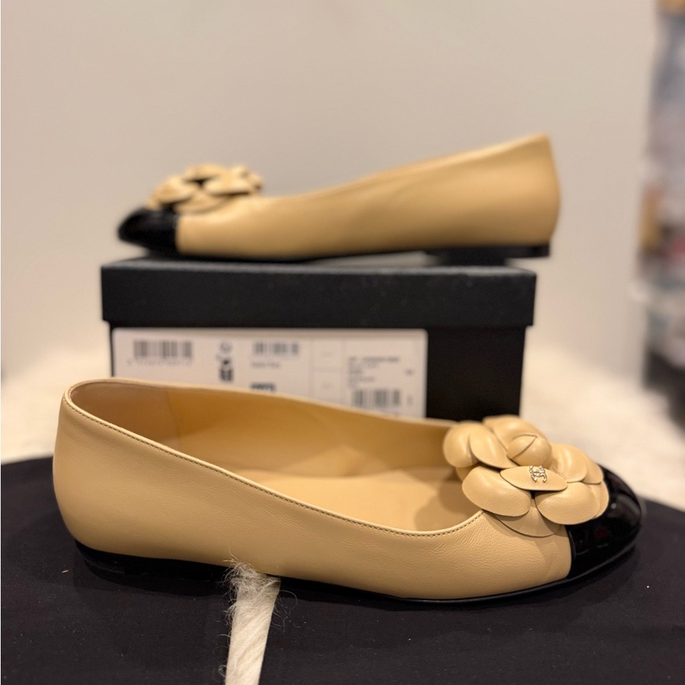 CHANEL Beige Leather Ballet Flats with Black Patent Cap Toe and Camellia - Picture 4 of 5